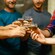 Um grupo de homens brinda com copos de cerveja